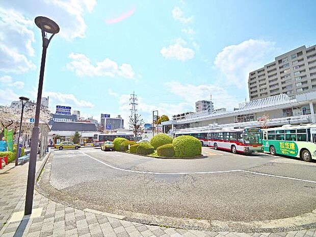 東急田園都市線「鷺沼」駅　1800m　渋谷駅までの所要時間は急行乗車で約19分。駅前には交通広場や商業施設のフレル鷺沼があります。  
