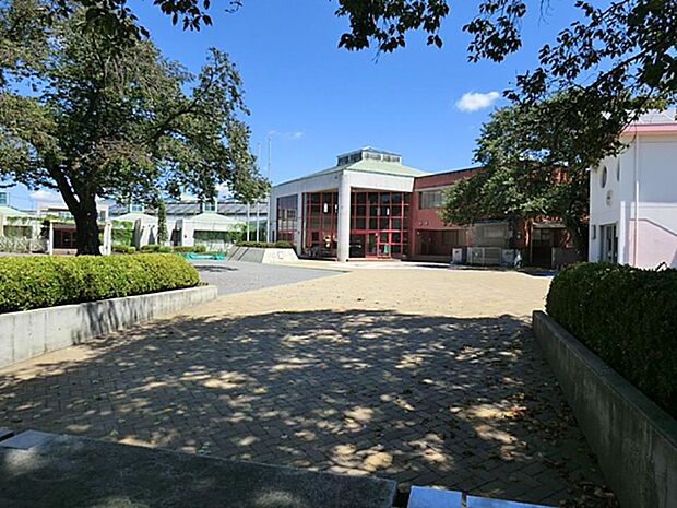 有馬白百合幼稚園 450m 緑に囲まれた理想的な環境でひとりひとりの違いを大切にしています。