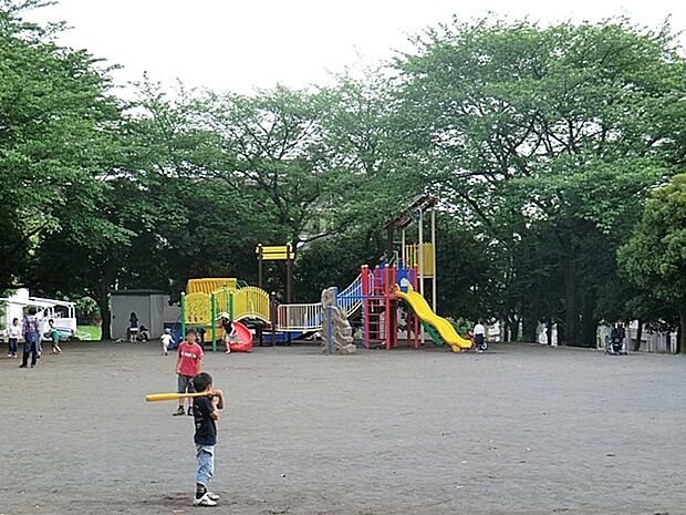 有馬つつじ公園 650m 広々とした開放感のある公園。走り回れる広場やカラフルな複合遊具があり、お子様がたっぷり遊べます。