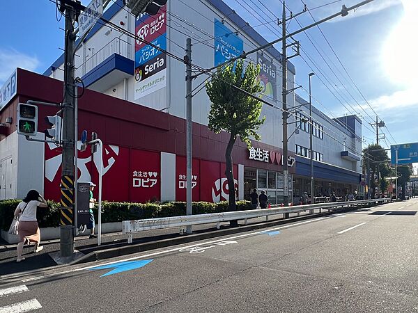 ロピア馬絹店　1000m　肉の安さが評判で、肉の種類、ハム、ソーセージ、肉を使った食品の品揃えが豊富です。