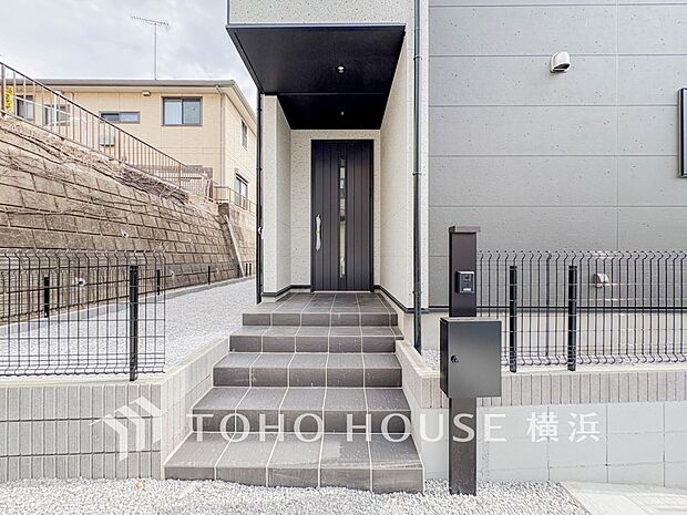 お住まいの顔となる玄関。住まう方のプライドを満たすクオリティを備えています。