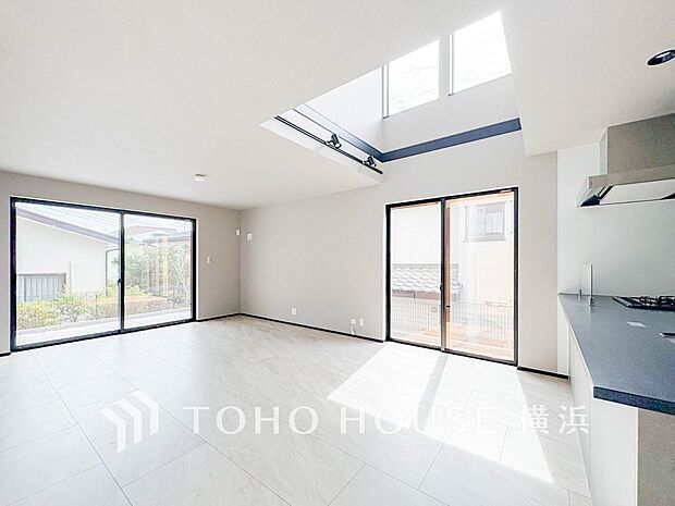 明るく開放的な空間が広がるLDK。室内には豊かな陽光が注ぎ込み、爽やかな住空間を演出。