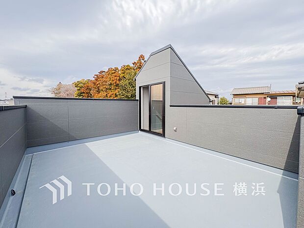 大空と眺望を心ゆくまで楽しめます。広々としたオープンエア空間が開放感あふれる毎日を演出。