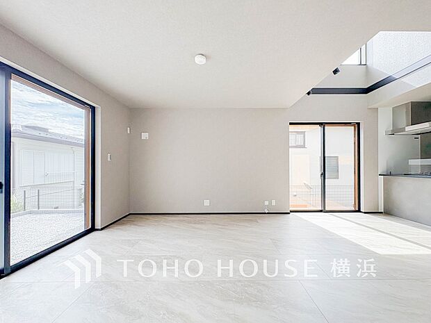 忙しい朝でも、しっかり家族が揃って食事をして頂けるゆとりある大きさのダイニングスペース。