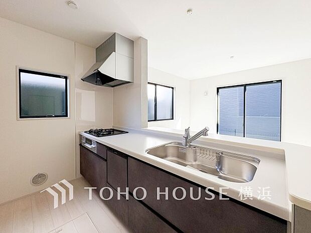 機能性とデザイン性を兼ね備えたシステムキッチン。リビングとの一体感も考慮され、美しい空間が実現。