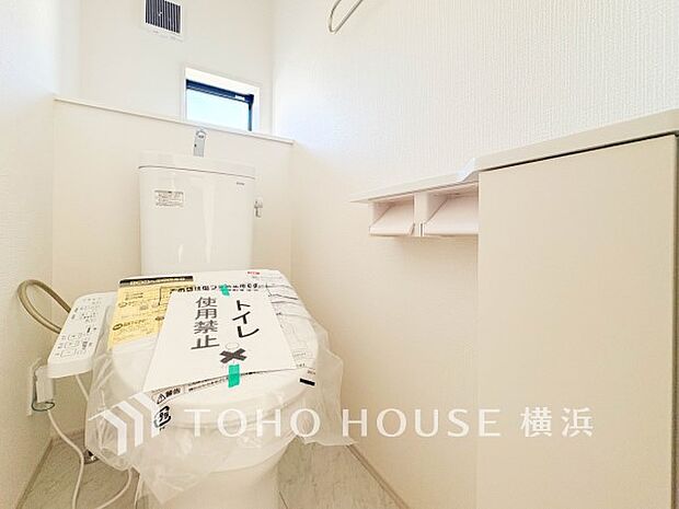 換気と明るさに配慮した、清潔感溢れるトイレ。落ち着いた空間で安らぎのひとときをお過ごしいただけます。