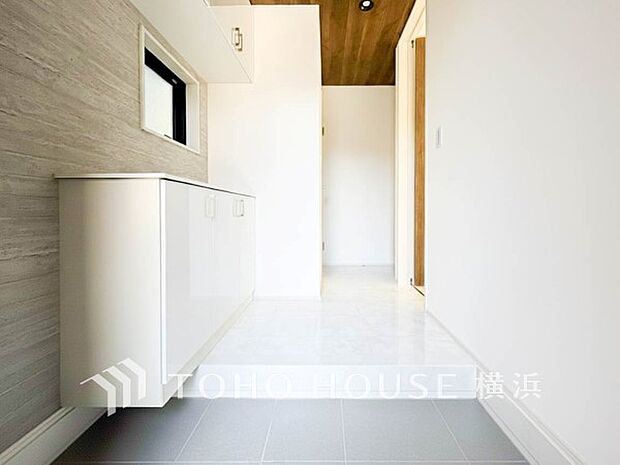 上質感漂う玄関と廊下。居住者の帰り、訪れる方を優しく迎えてくれます。