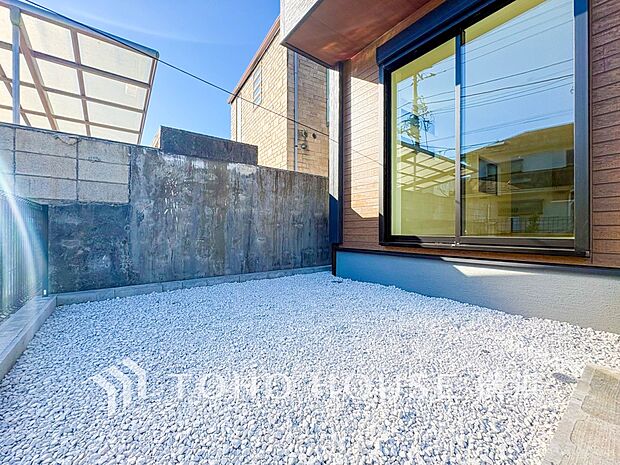 毎日の暮らしの中に癒しを与えてくれるお庭スペース。（1号棟）