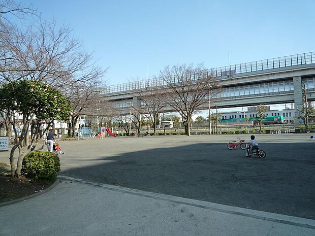 不動下公園　850m　首都高湾岸線の高架と根岸線の線路のそばにあり、走る電車が見られます。春には桜が綺麗です。 