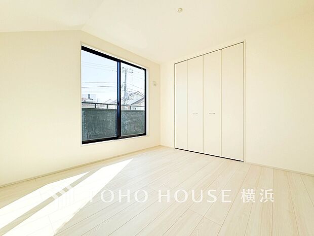 心地よい光と風があふれています。プライベートな自分時間を快適に過ごせるお部屋。