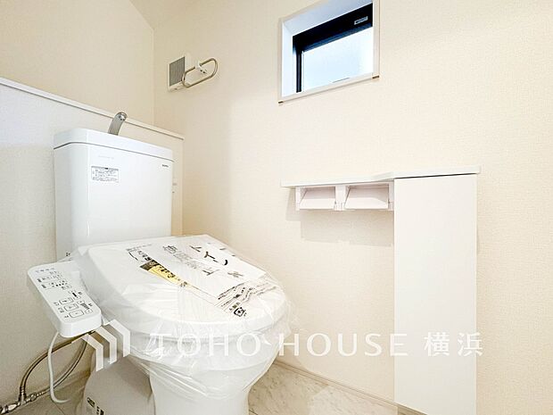 換気と明るさに配慮した、清潔感溢れるトイレ。落ち着いた空間で安らぎのひとときをお過ごしいただけます。