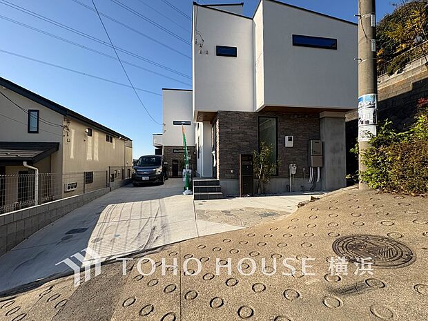 子育て環境、生活利便に優れた住環境に立地し、ゆとりある生活が送れます。（2025年11月撮影）