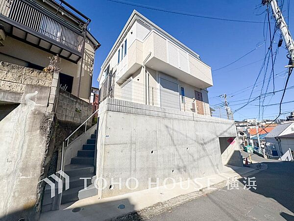 爽やかな青空の下に贅沢なほどに降り注ぐ陽光、豊かな居住性と、クオリティが見事に調和した住空間。