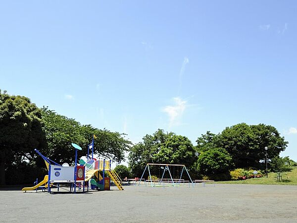 唐沢公園　250m　広々としていて、ランドマークタワーやマリンタワー、ベイブリッジなどを望めます。