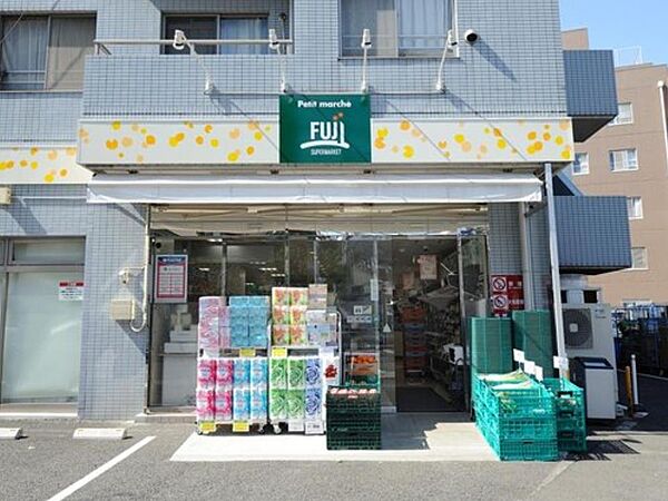 プチマルシェフジ山元町店　800m　小さめな店舗ながらも必要なものが揃い、食卓を彩る新鮮で品質の良い食品が魅力。