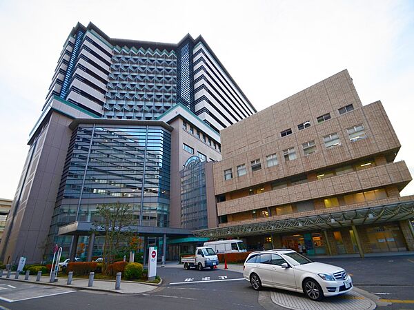 公立大学法人横浜市立大学附属市民総合医療センター　1300m　「頼れる病院ランキング」において、2012年、2013年に全国1位に選出されたこともある大学病院。