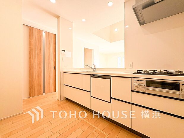 機能性とデザイン性を兼ね備えたシステムキッチン。リビングとの一体感も考慮され、美しい空間が実現。