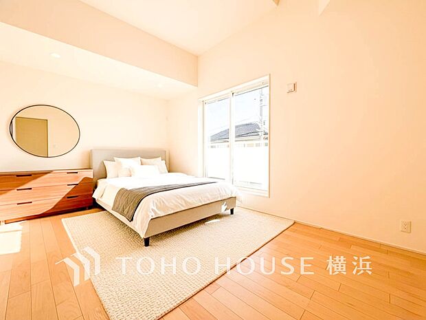 通風・採光にも優れ、プライベートな自分時間を快適に過ごせるお部屋。（家具・装飾品はAI加工です）