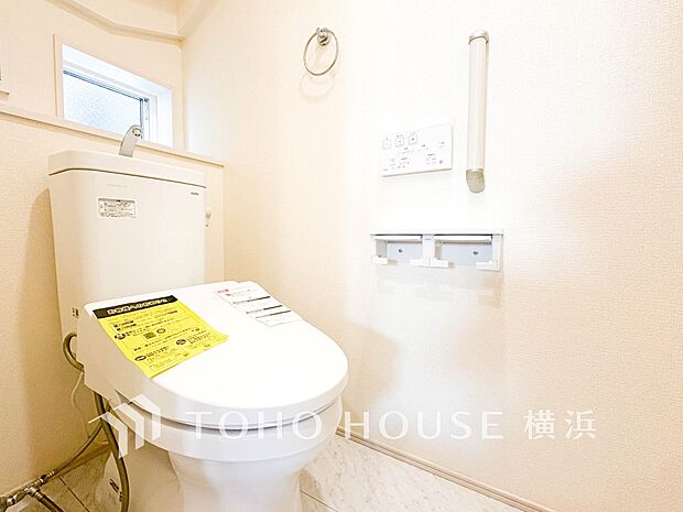 換気と明るさに配慮した、清潔感溢れるトイレ。落ち着いた空間で安らぎのひとときをお過ごしいただけます。