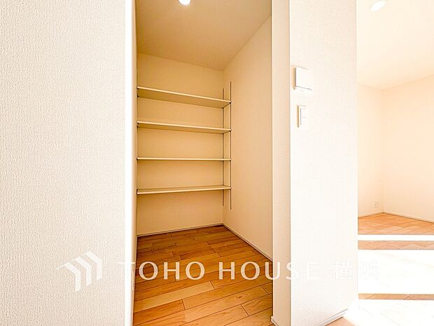 パントリーには缶詰や調味料などの食品類、かさばるペーパーやラップ類をまとめて収納できます。