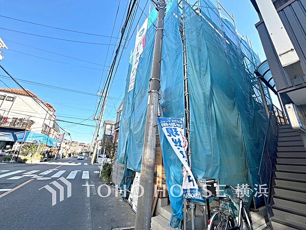 暖かな陽光と爽やかな風がハーモニーを奏でる上質な空間を愉しむ暮らし。（2025年12月撮影）