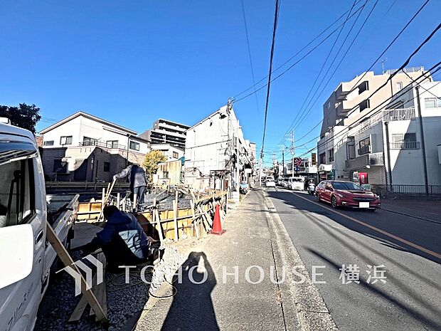 生活利便に優れた住環境に立地し、ゆとりある生活が送れます。（2025年12月撮影）