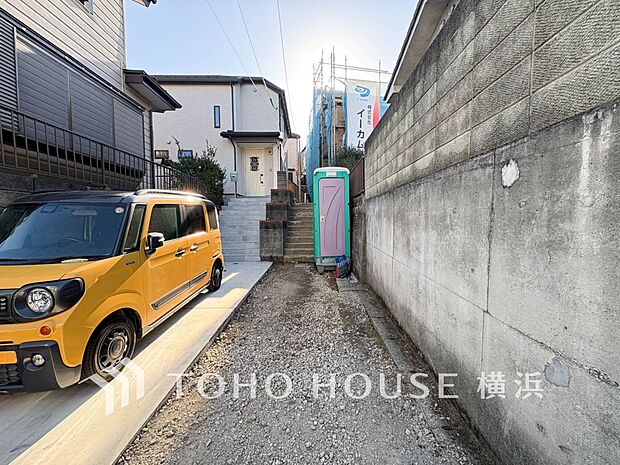 敷地内に駐車スペースがあると、日々の暮らしのをスムーズに運ぶ事が出来ます。（2025年12月撮影）