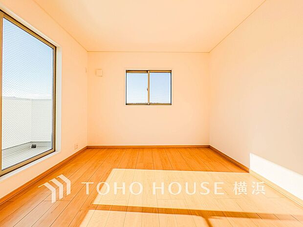 通風・採光にも優れ、心地よい光と風があふれています。プライベートな自分時間を快適に過ごせるお部屋。