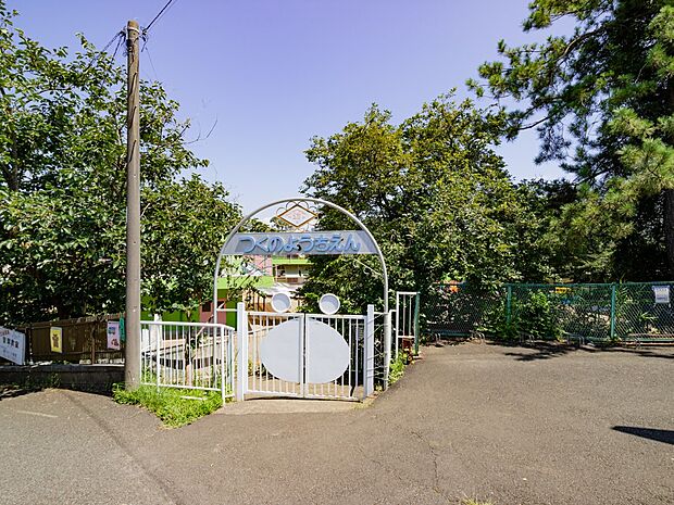 つくの幼稚園　950m　子供たちがのびのび遊べます。室内温水プールがあるので、1年中週1回のプールの授業があります。 