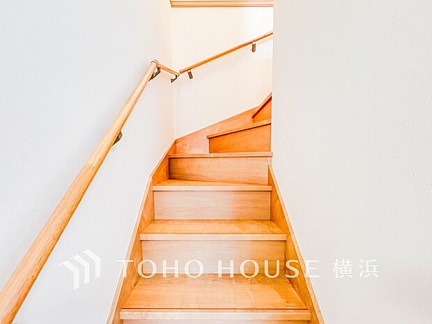 各フロアを結ぶ階段。集いの空間と一人の時間を楽しむプライベートルームをバランスよく繋いでいます。