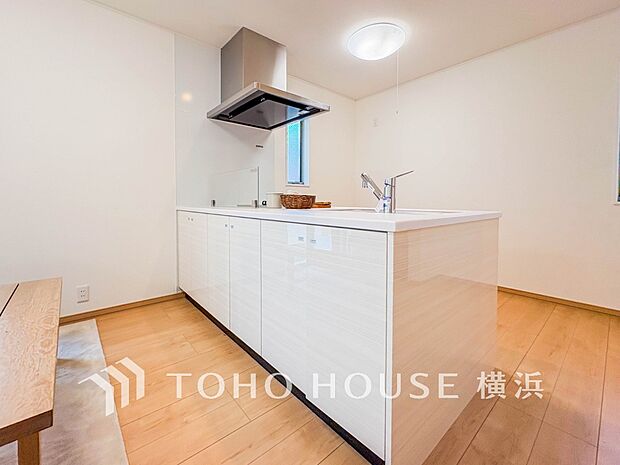 対面キッチンでリビングのご家族と会話を楽しみながらお料理できます。