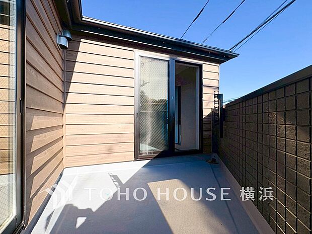 心地よい陽射しや暖かな風を楽しむことが出来るバルコニー。（C棟）