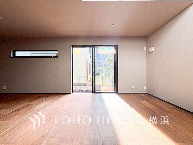 あたたかい日差しがたっぷり降り注ぐLDKは自然と家族の顔があかるい笑顔に。（A棟）