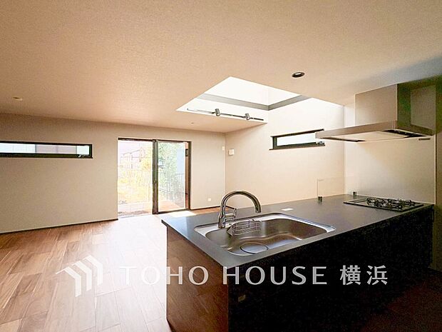 対面キッチンでリビングのご家族と会話を楽しみながらお料理できます。（A棟）