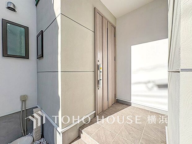 お住まいの顔となる玄関。住まう方のプライドを満たすクオリティを備えています。