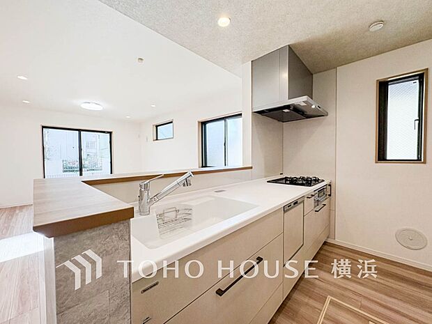 機能性とデザイン性を兼ね備えたシステムキッチン。リビングとの一体感も考慮され、美しい空間が実現。