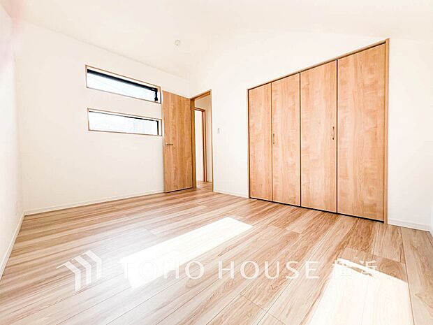 一日の疲れをいやしてくれる寝室。時を忘れて過ごす場所として過ごせるお部屋。