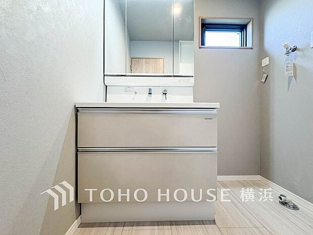 収納たっぷりの洗面台。毎朝身支度で活躍するスペースです。