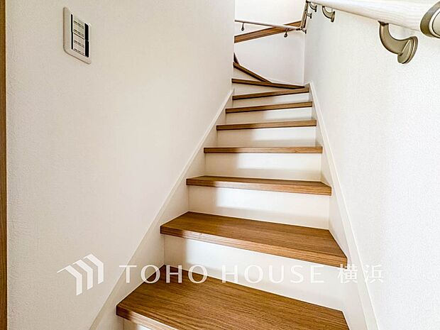 各フロアを結ぶ階段。集いの空間と一人の時間を楽しむプライベートルームをバランスよく繋いでいます。