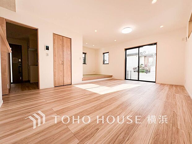 光と風があふれる開放的なリビングダイニングには自然と家族みんなが集まってきます。