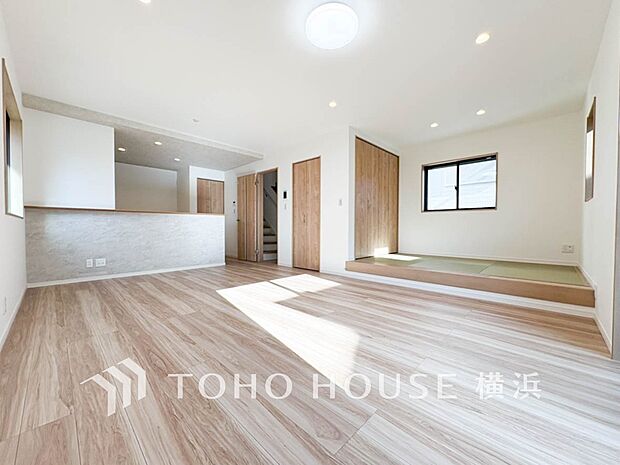 忙しい朝でも、しっかり家族が揃って食事をして頂けるゆとりある大きさのダイニングスペース。