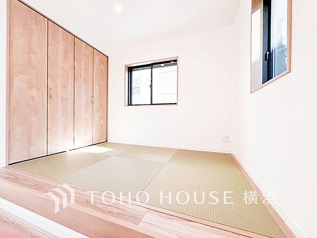 足を伸ばしてゆっくりとくつろげる、癒しの空間。モダンな和室で癒しタイムを。