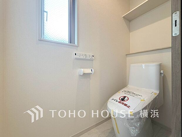 換気と明るさに配慮した、清潔感溢れるトイレ。落ち着いた空間で安らぎのひとときをお過ごしいただけます。