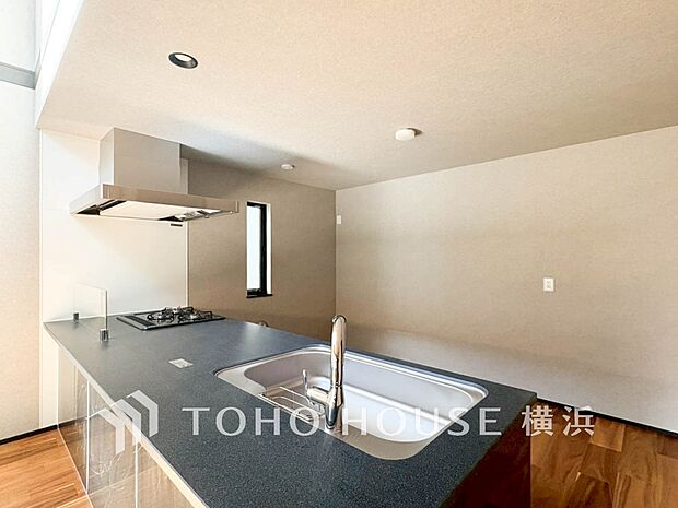 機能性とデザイン性を兼ね備えたシステムキッチン。リビングとの一体感も考慮され、美しい空間が実現。