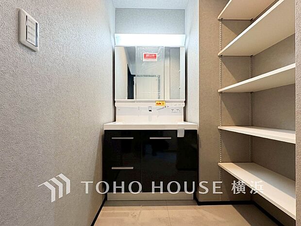 ご家族の1日が始まり、1日の終わりを締めくくる洗面空間。（C棟）