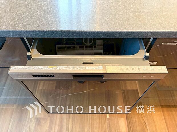 【食器洗浄乾燥機】　手洗いに比べ節水効果が高く、食器の洗浄から乾燥まで、食後の水仕事を軽減します。