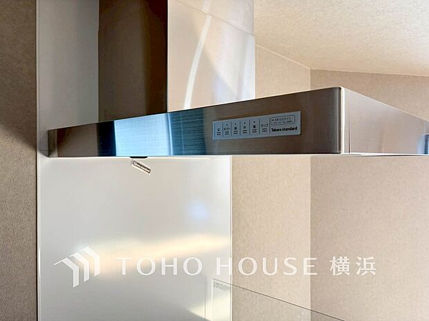 【レンジフード】　換気扇に比べ、煙や臭いを集める能力が高いレンジフードは、日々のお手入れが楽なのも魅力の一つ。