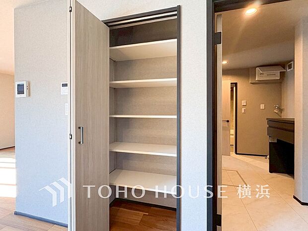 パントリーには缶詰や調味料などの食品類、かさばるペーパーやラップ類をまとめて収納できます。