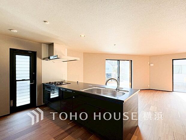 機能性とデザイン性を兼ね備えたシステムキッチン。リビングとの一体感も考慮され、美しい空間が実現。