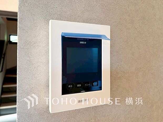 誰が来てもわかる様にモニター付きインターホンを設置。快適と安らぎを合わせた優しい設計。